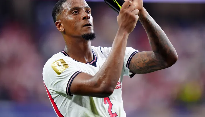 Ezri Konsa saat membela Aston Villa
