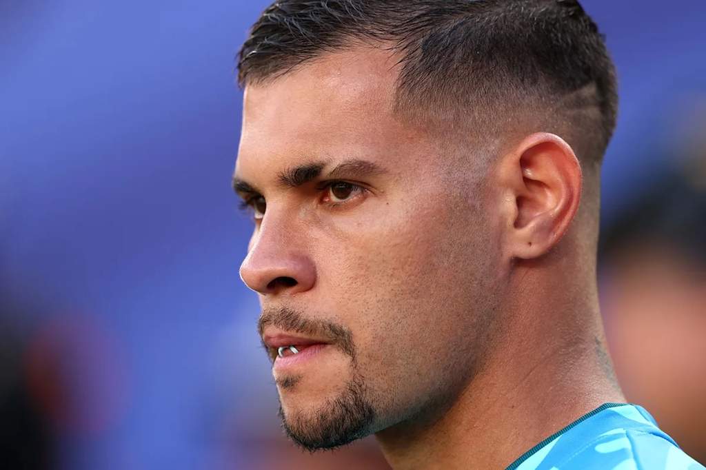 Bruno Guimaraes beraksi di lapangan hijau