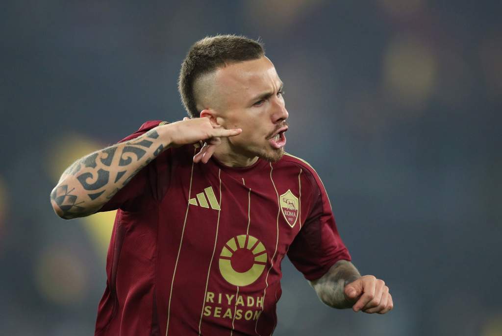 Bek kiri AS Roma Angelino saat bersiap menjalani tes medis sebelum bergabung dengan Deportivo La Coruna