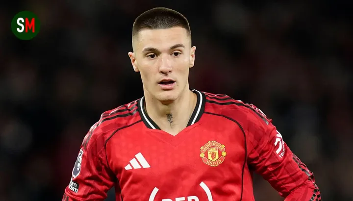 Penyerang Manchester United Benjamin Sesko di lapangan latihan
