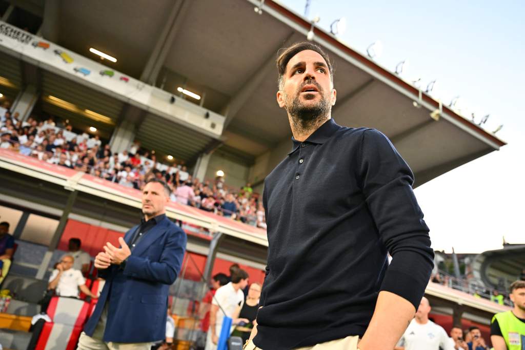 Cesc Fabregas pelatih Como di pinggir lapangan