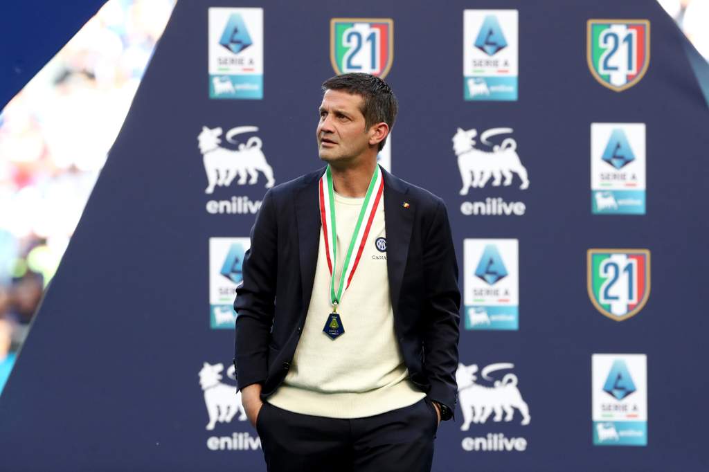 Pelatih Inter Milan Cristian Chivu memberikan instruksi di pinggir lapangan