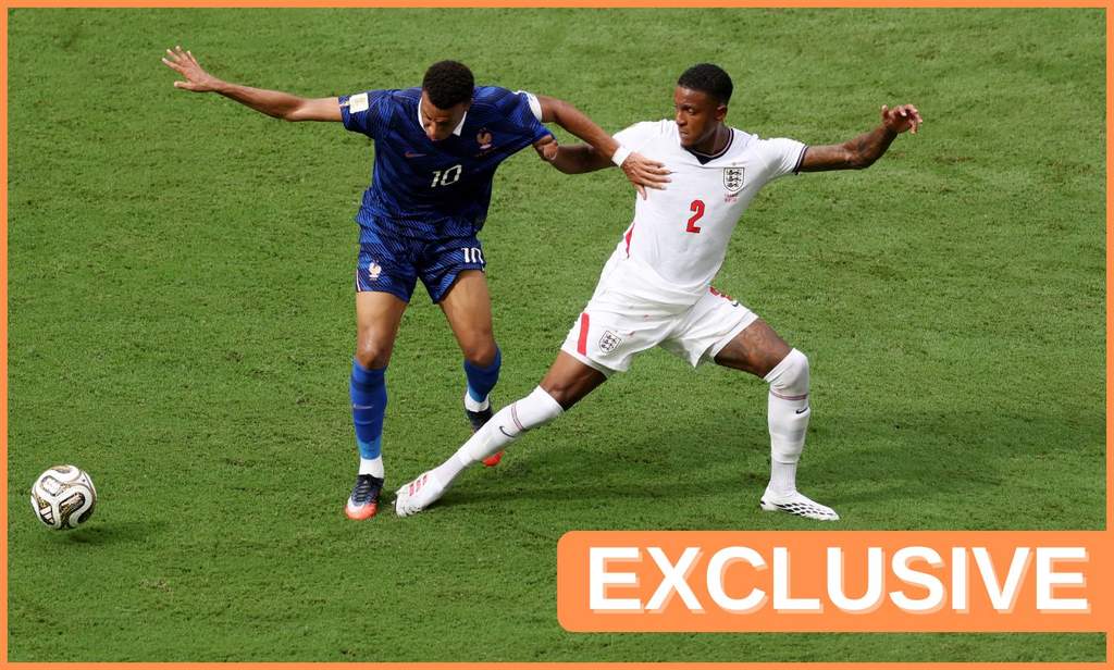 Bek tengah Aston Villa Ezri Konsa di lapangan