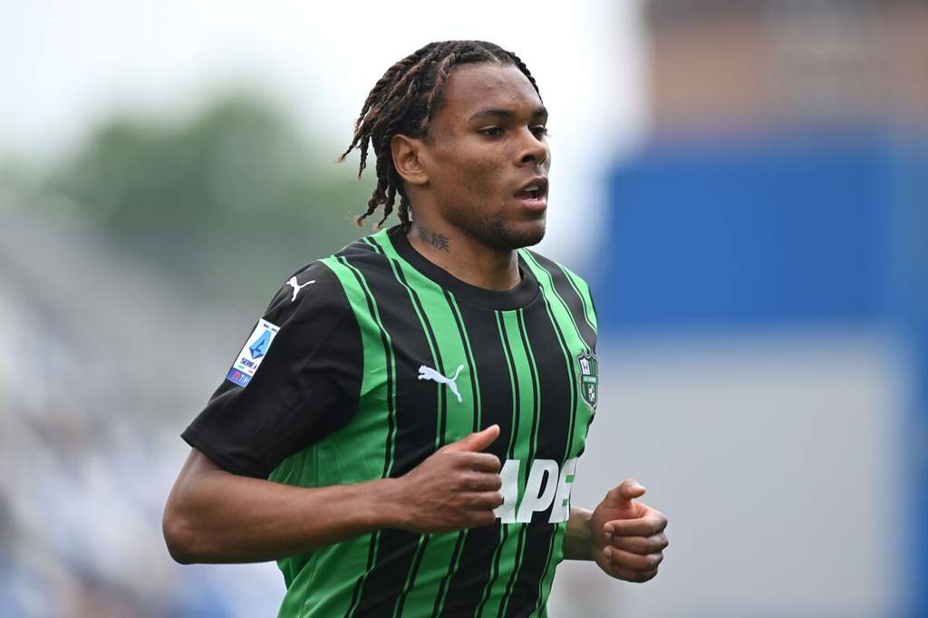 Pemain sayap Sassuolo Armand Laurienté beraksi di lapangan