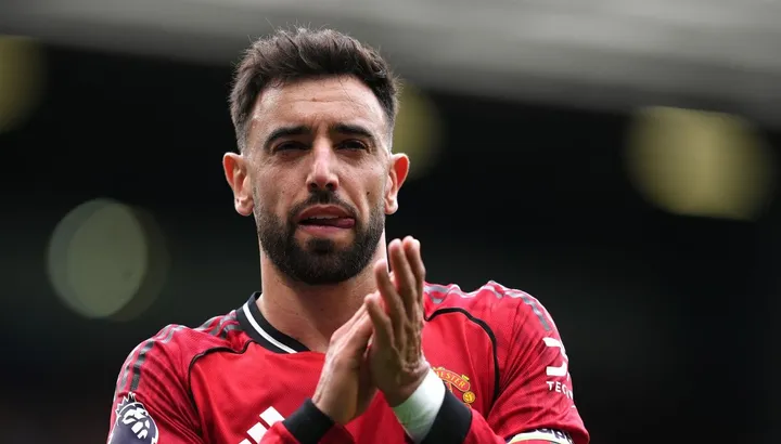 Kapten Manchester United Bruno Fernandes di lapangan latihan Carrington