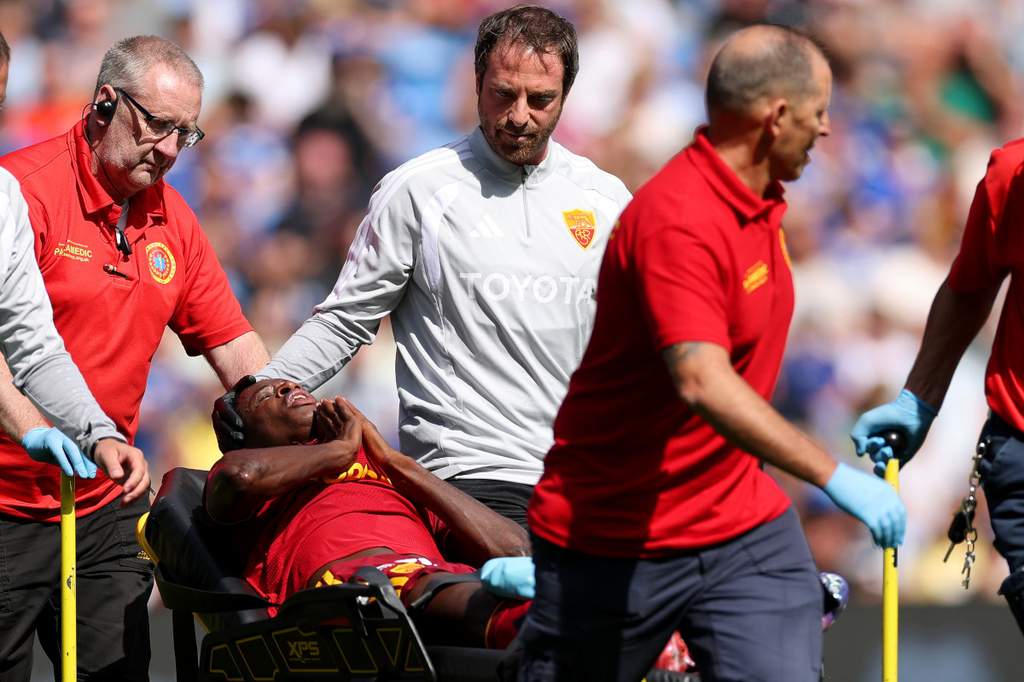 Pemain muda AS Roma Muhammed Bah saat mengalami cedera lutut