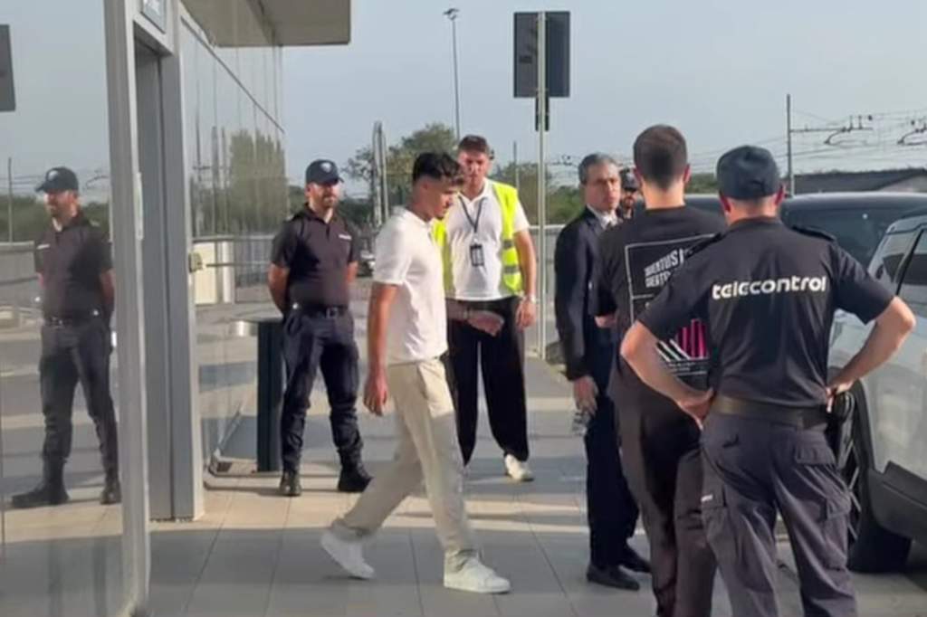 Kerim Alajbegovic saat tiba di bandara Turin untuk bergabung dengan Juventus