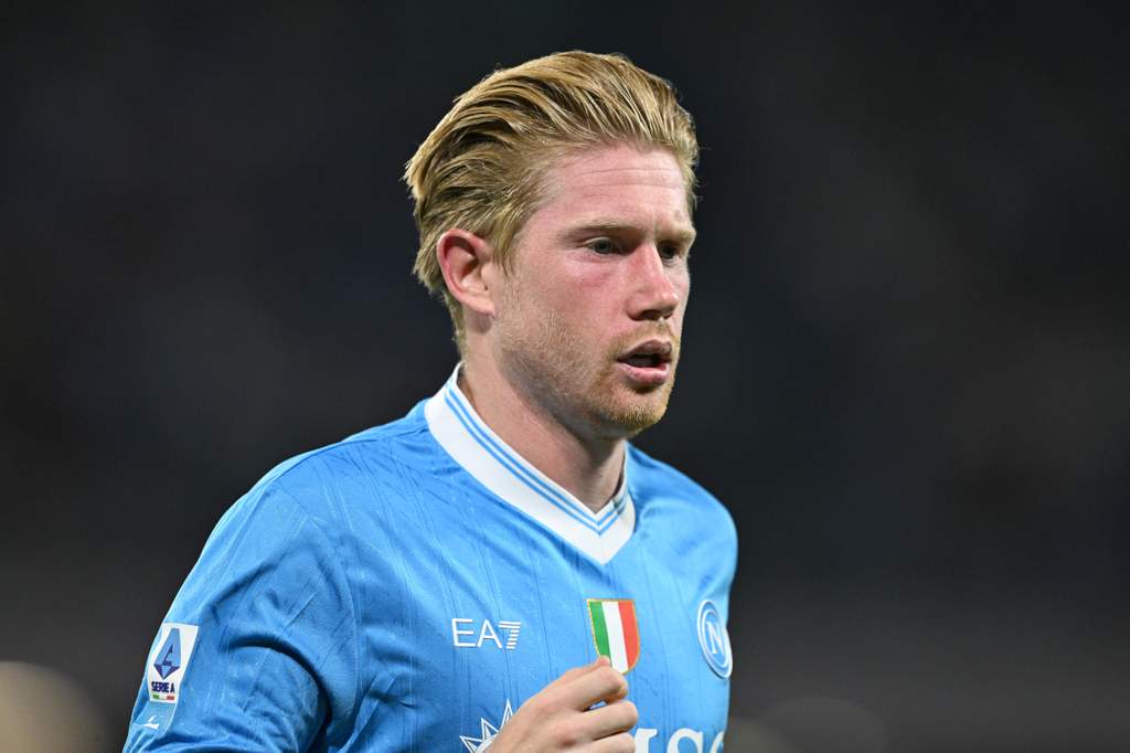Kevin De Bruyne mengenakan seragam Napoli