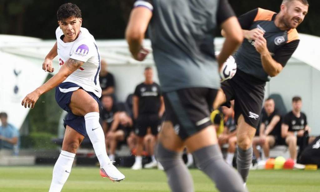 Mateus Fernandes merayakan gol debutnya bersama Tottenham Hotspur