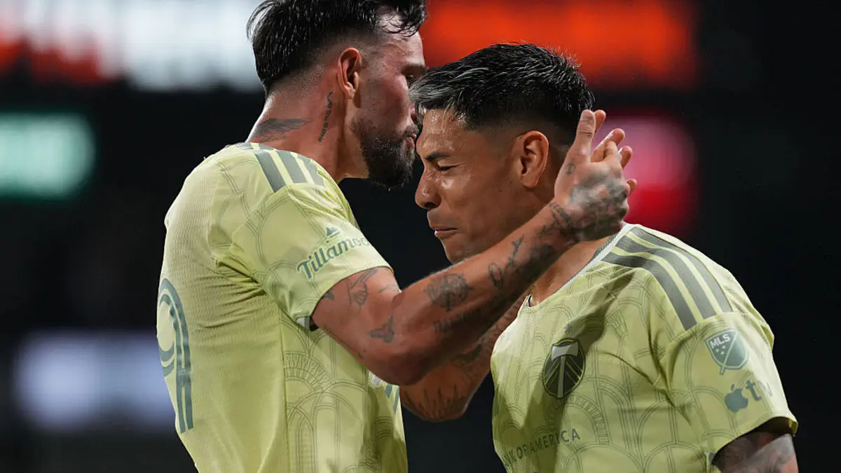 Pemain Portland Timbers dan Seattle Sounders bertanding di lapangan MLS